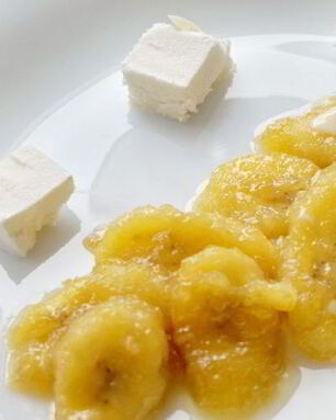 Банановый десерт с мороженым