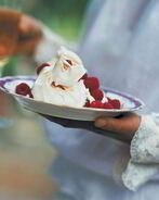 Безе с малиной