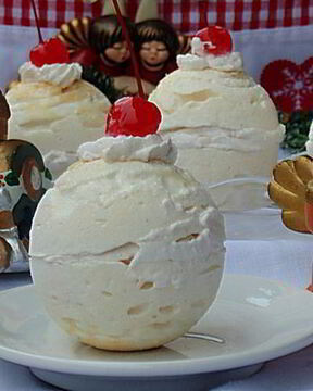 Безе с вишней Снежный шар