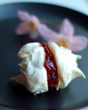 Безе с вишневым вареньем