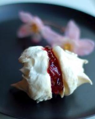 Безе с вишневым вареньем