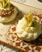 Корзинки безе с кремом Шарлотт и фруктами