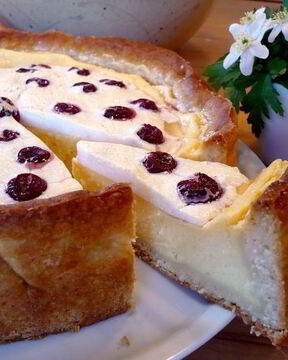 Творожный десерт с пудингом и вишневым безе Чизкейк