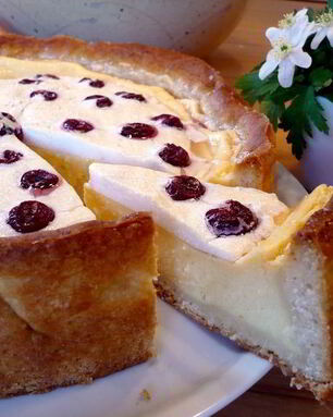 Творожный десерт с пудингом и вишневым безе Чизкейк