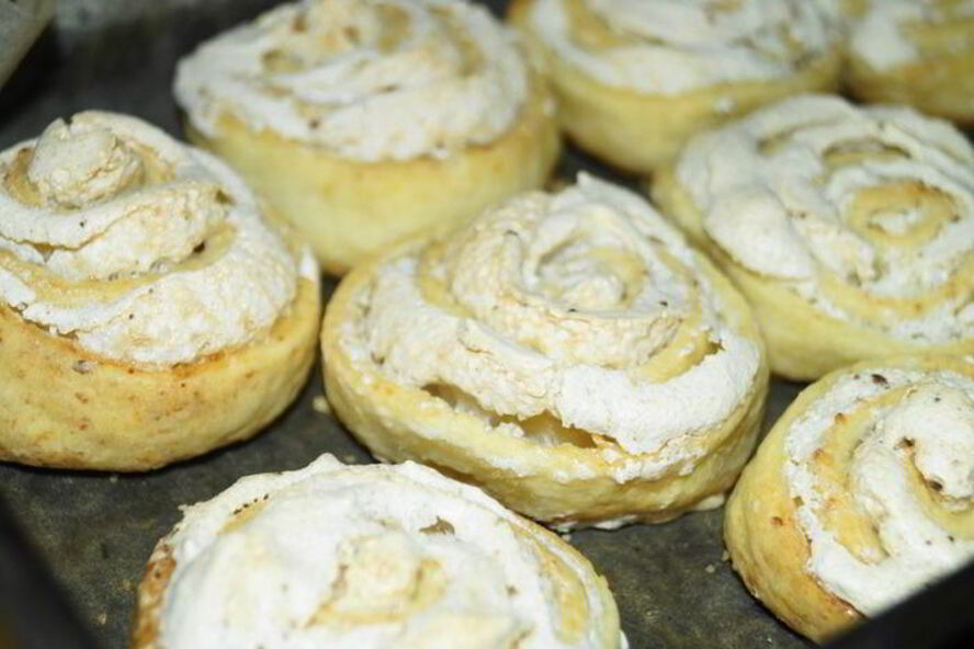 Рецепт творожных булочек с начинкой безе