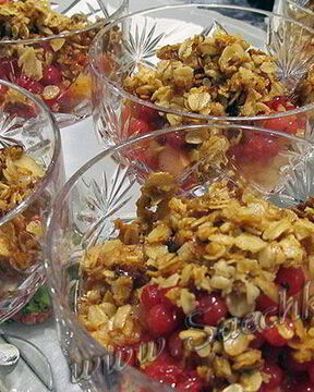 Десерт из яблок и смородины