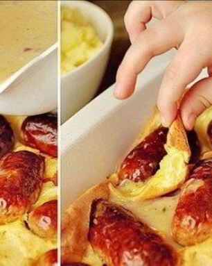 Йоркширский пудинг с колбасками в луковом соусе