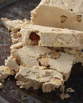 Халва из манной крупы с грецкими орехами и корицей