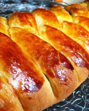 Коса с целой плиткой шоколада, халвой и бананом