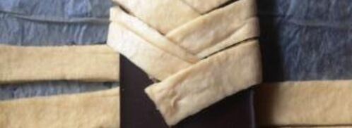 коса с целой плиткой шоколада, халвой и бананом. Шаг 9