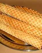 Вафельная трубочка с халвой