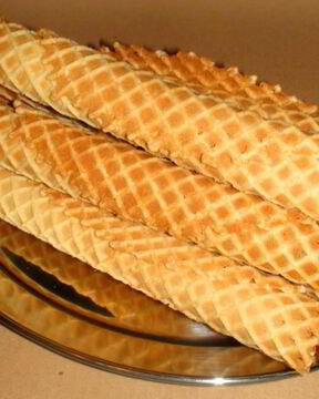 Вафельная трубочка с халвой