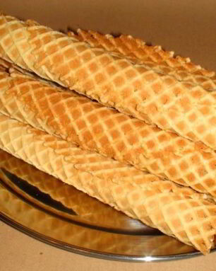 Вафельная трубочка с халвой