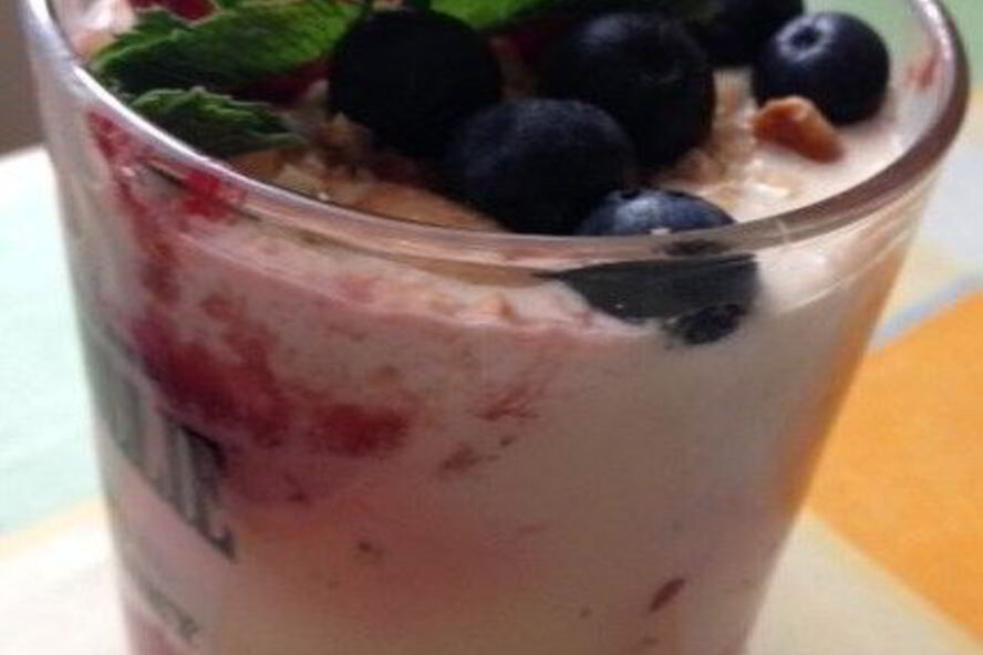 Рецепт клубничного десерта с творогом, ванилью и кешью