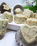 Конфеты из белого шоколада с орешками и цукатами