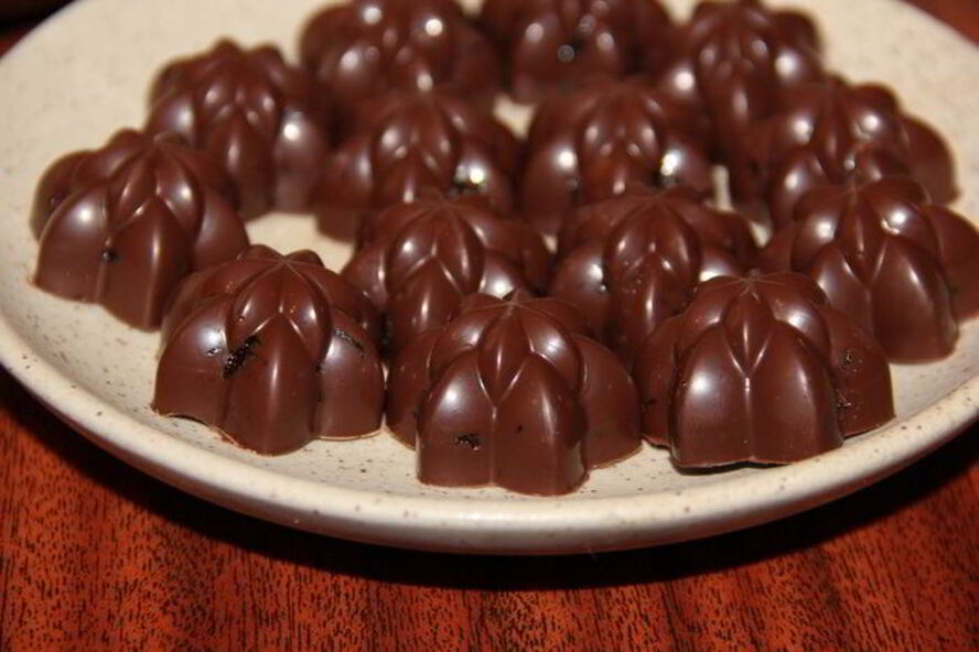 Рецепт шоколадных конфет с фундуком, черносливом, медом и ликером