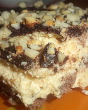 Арахисовый десерт с карамельным кремом и шоколадной глазурью без выпечки