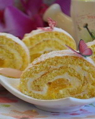 Бисквитный рулет с манго и сметанным кремом