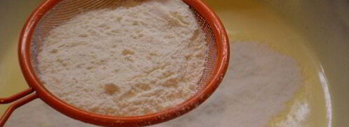 бисквитный рулет с манго и сметанным кремом. Шаг 3