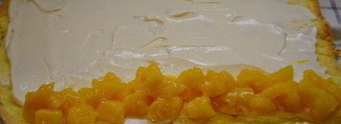 бисквитный рулет с манго и сметанным кремом. Шаг 8