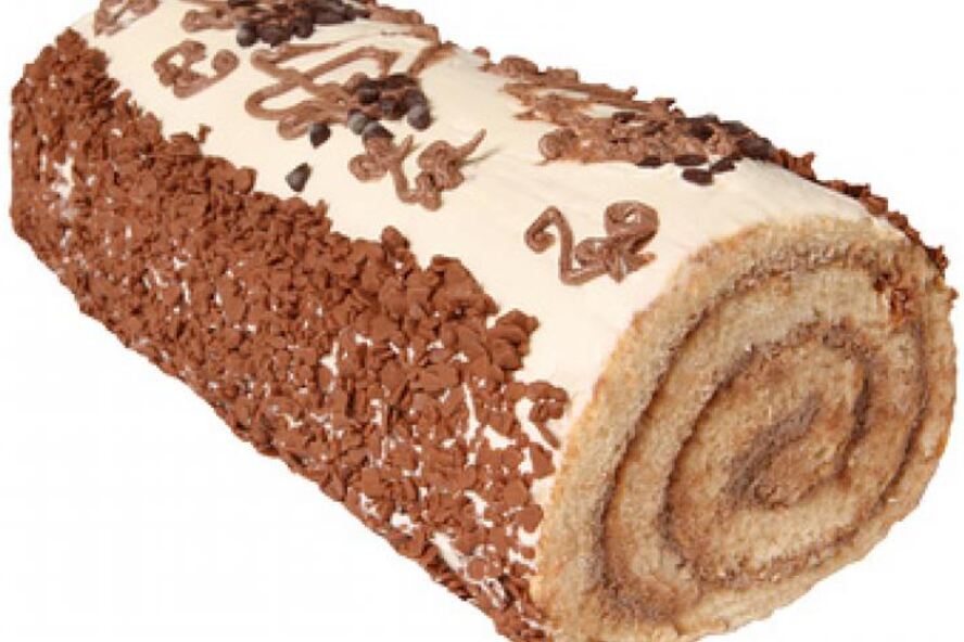 Рецепт бисквитного рулета, украшенного масляным кремом