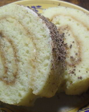 Быстрый рулет со сгущенным молоком и нежным кремом