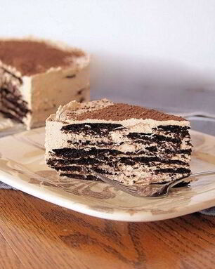 Кофейный десерт из вафель и крема