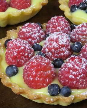 Корзиночки с заварным кремом и ягодами