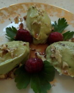 Крем из авокадо с малиновым соусом