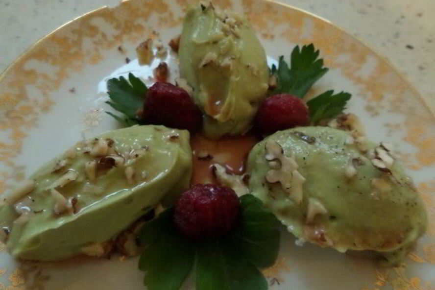 Рецепт крема из авокадо с малиновым соусом