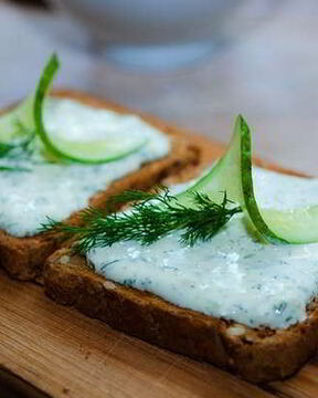 Творожный крем с зеленью