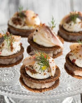 Закусочные шарлотки из бородинского хлеба, сельди и сметанного крема