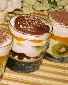 Легкий десерт из творога с фруктами