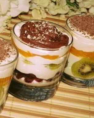 Легкий десерт из творога с фруктами