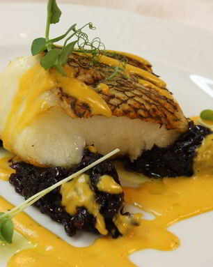 Чилийский сибасс с луковым мармеладом и пряным соусом из батата