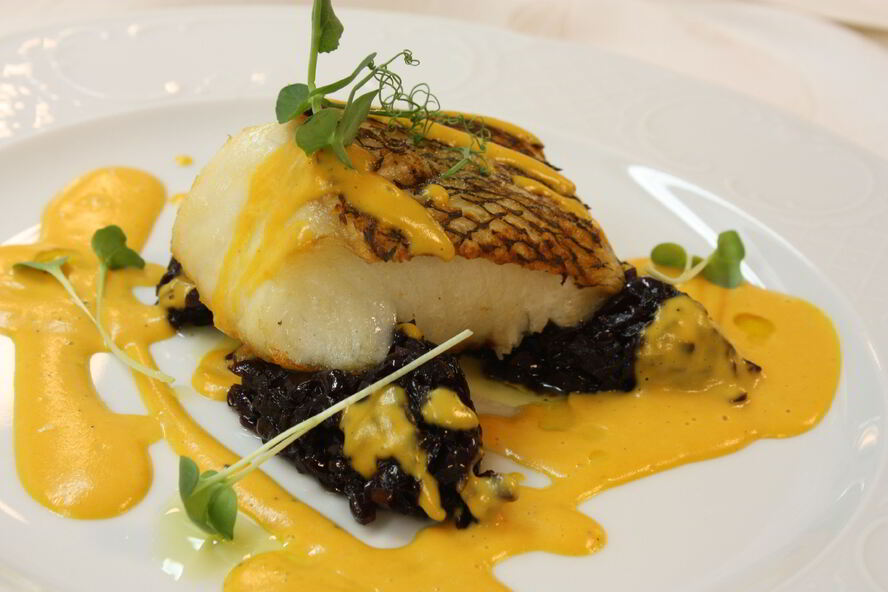 Рецепт чилийского сибасса с луковым мармеладом и пряным соусом из батата