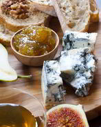 Горгонзола с хлебом, медом и мармеладом