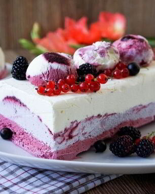 Мороженое из маскарпоне и черной смородины