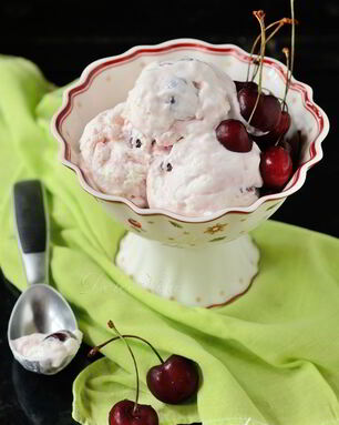 Мороженое с йогуртом и черешней