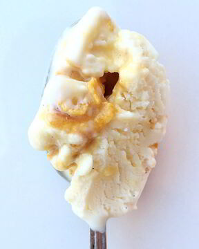 Мороженое с ванилью и кукурузным грильяжем