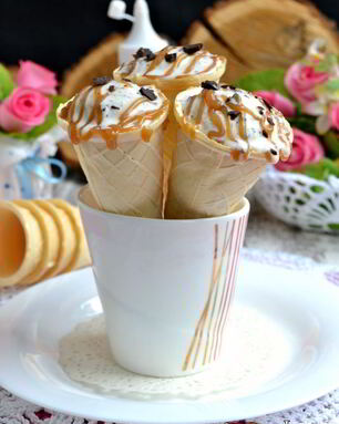 Сливочное мороженое с кусочками шоколада и карамельным соусом