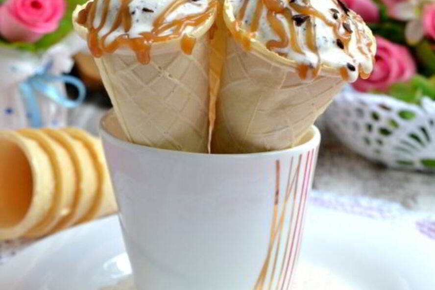 Рецепт сливочного мороженого с кусочками шоколада и карамельным соусом