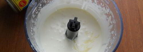 сливочное мороженое с кусочками шоколада и карамельным соусом. Шаг 3