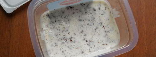 сливочное мороженое с кусочками шоколада и карамельным соусом. Шаг 5