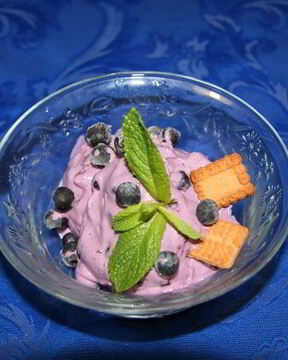 Сырное черничное мороженое