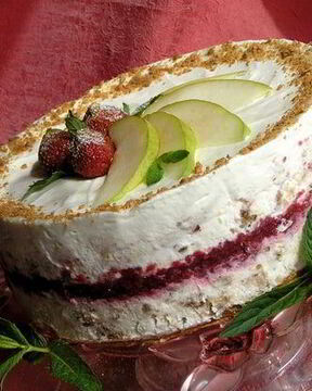 Торт-мороженое с безе и красными ягодами