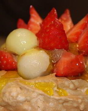 Безе с шоколадным муссом и фруктами