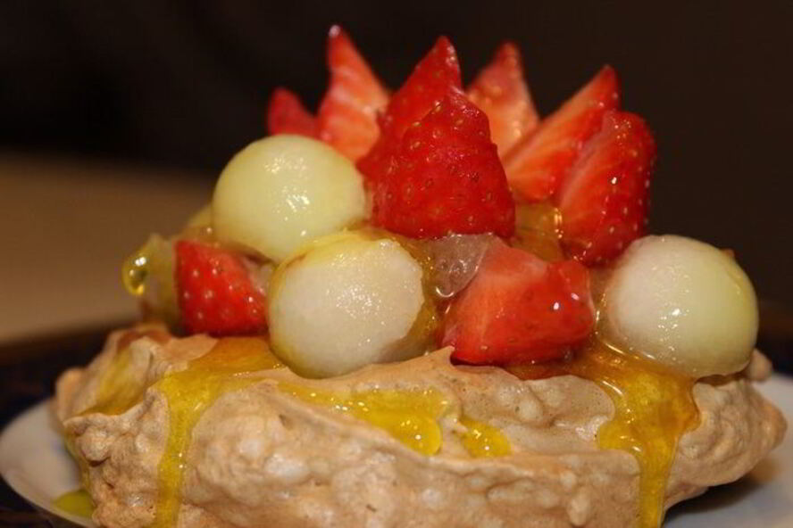 Рецепт безе с шоколадным муссом и фруктами