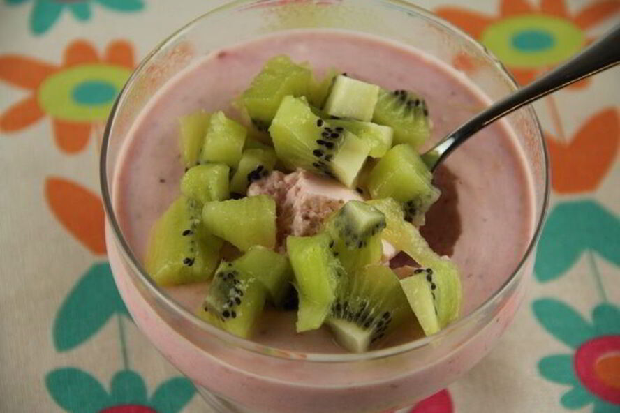 Рецепт йогуртова-клубничного мусс с киви