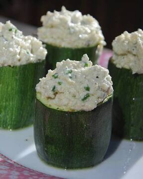 Цукини, фаршированные муссом из артишоков